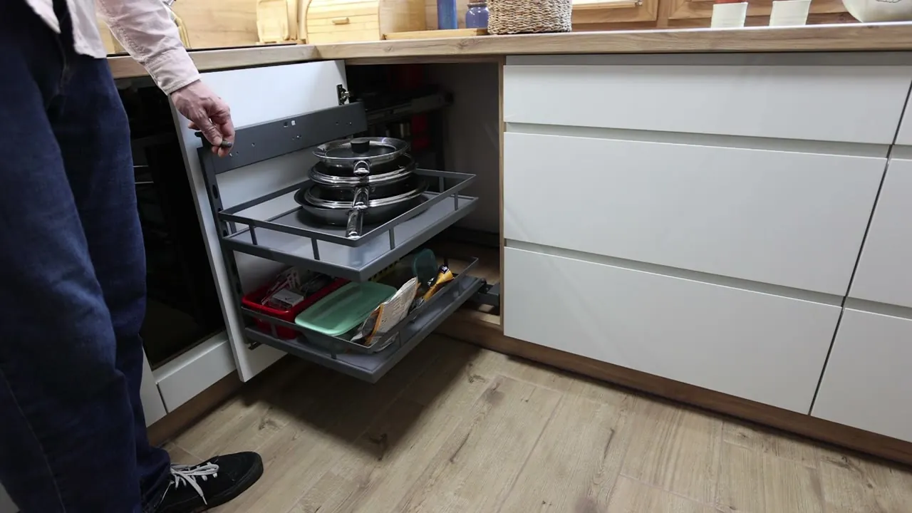 Narożne cargo na garnki w szafce kuchennej